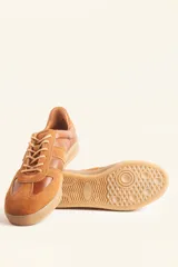 Zapatilla urbana de cuero vacuno y gamuza en color suela, con cordones al tono y suela de caucho. Diseño clásico con paneles combinados.