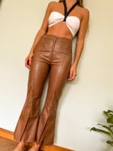 Top strapless de cuerina color blanco con tiras finas negras que se atan al cuello.