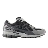 Championes urbanos New Balance modelo 1906U, con diseño inspirado en el running de los años 2000. Presentan una combinación de tonos grises y negros, con empeine de material sintético y malla, entresuela con tecnología ACTEVA LITE y amortiguación ABZORB SBS en el talón.