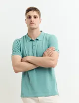 Remera polo de manga corta color verde menta, con cuello y tapeta de tres botones. Incluye un pequeño logo bordado en el pecho.