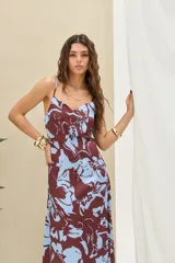 Vestido midi con estampado floral en tonos marrón y celeste, tirantes finos y escote en V.
