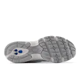 Championes New Balance modelo 740, color gris claro con detalles plateados metalizados y logo 'N' en el lateral. Presentan tecnología ABZORB en la entresuela.