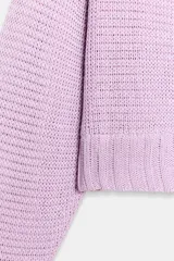 Chaqueta de punto grueso color lila con cuello redondo, manga larga, acabados en rib y cierre frontal con botones nacarados.