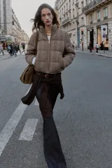 Anorak estilo bomber con diseño acolchado y tejido de punto con textura. Presenta cuello subido, cierre frontal con cremallera, mangas largas con elástico interior y bolsillos delanteros de vivo con forro polar. El bajo cuenta con acabado elástico.