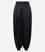Pantalón aladín negro de satén, con diseño de caída amplia, cintura ajustada y botamanga con puño elástico.