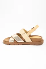 Sandalias planas de cuero en color camel y dorado, con suela track marrón y tiras cruzadas en la parte delantera. Cuentan con tira ajustable en el talón con hebilla metálica.