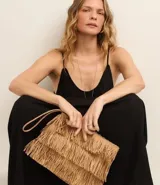 Vestido largo color crema, de corte holgado con frunce en el busto y un gran recorte horizontal en la parte inferior. Posee breteles finos ajustables y escote redondo.