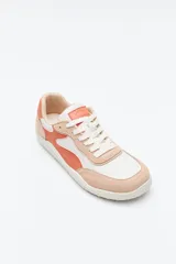 Zapatilla de estilo barefoot color marrón, confeccionada con una combinación de gamuza y materiales sintéticos. Presenta un diseño de perfil bajo con suela de goma flexible en color caramelo que incluye el logo de la marca grabado en el lateral.