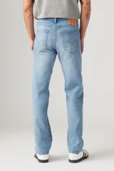 Jean de corte regular con tiro medio, confeccionado en denim de algodón con un toque de elastano para mayor comodidad. Presenta un lavado celeste clásico, cierre de botones y remaches metálicos.