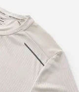 Remera deportiva de manga corta y cuello redondo, color celeste, con tecnología dry y detalles reflectantes en los hombros.