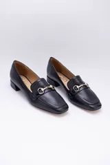 Mocasines de cuero color verde oliva, con detalle de herraje metálico dorado en el empeine y taco bajo cuadrado.