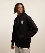 Campera canguro negra con cierre frontal de cremallera, capucha ajustable con cordón, bolsillos tipo canguro y estampa gráfica frontal de lettering en blanco.