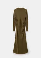 Vestido midi de punto fino color verde oliva, con cuello perkins, manga larga y diseño entallado con fruncidos laterales.
