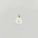 Dije circular de plata 925 con el símbolo de la psicología grabado en el centro y borde texturizado.