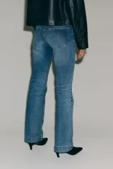 Jean de corte bootcut con cinco bolsillos, confeccionado en denim con leve stretch. Presenta cintura clásica con cierre de botón y raya planchada tanto en el frente como en la parte posterior.