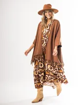 Bota texana de caña media color beige, confeccionada en gamuza con detalles de costuras decorativas en el empeine y caña. Tiene cierre lateral y taco de madera.