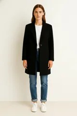 Tapado de corte recto y diseño minimalista, con solapas clásicas y cierre frontal de un solo botón. Presenta mangas largas y un largo a la altura de la cadera.