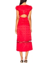 Vestido midi rojo con tejido jacquard de mariposas, escote pronunciado en V con ribete de encaje, mangas cortas con detalle de volado y una banda horizontal de encaje en la parte inferior de la falda.