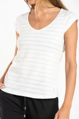 Remera blanca de algodón peinado con elastano, corte al cuerpo, escote en V y mangas cortas.