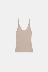 Camiseta de tirantes de corte slim fit, escote redondo y tirantes finos. Tejido de mezcla de viscosa con bajo recto.