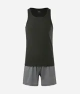 Pijama corto masculino compuesto por una musculosa de lino color verde oscuro y una bermuda de algodón, poliéster y lino color gris melange con lazo ajustable en la cintura.