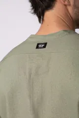 Camisa de manga larga confeccionada en lino, con cuello mao y cierre frontal de botones. Presenta un corte relajado y diseño minimalista.