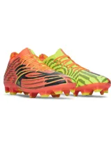 Championes de futbol Under Armour Shadow Pro 4 FG, diseño en color anaranjado con patrones geométricos en negro y amarillo. Cuentan con empeine textil ligero, cuello de punto tipo calcetín, cordones frontales y suela con tacos moldeados para césped natural.