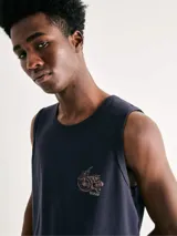 Musculosa celeste con estampa geométrica en el pecho.