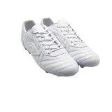 Championes de fútbol Umbro modelo Touch FG, color negro, con diseño clásico de costuras en la puntera y logo de la marca en el lateral.