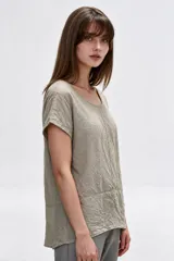 Blusa de algodón holgada en color verde, con cuello redondo y mangas cortas.