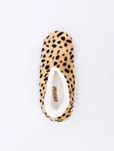 Pantuflas tipo ballerina con estampado de cebra en tonos rosa y blanco, con interior de felpa blanca.