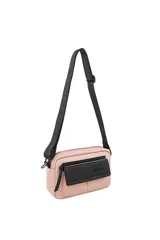Morral tipo bandolera de color rosa pálido con detalles en negro. Tiene correa larga ajustable negra y un bolsillo frontal con solapa negra que lleva la inscripción "TRENDY".