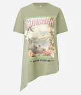 Remera verde militar de algodón, de corte largo y diseño asimétrico. Presenta mangas cortas, cuello redondo y una estampa frontal con un paisaje tropical, flores y las inscripciones "Sunshine" y "Having a Good Time".