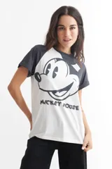 Remera blanca con mangas raglán grises y estampado frontal de Mickey Mouse con texto.