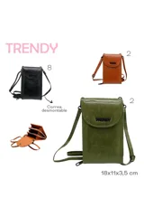 Billetera tipo sobre color camel con correa desmontable y cierre con solapa.