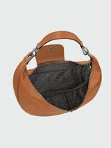 Cartera hobo Longchamp modelo Le Pliage Xtra, de cuero color tostado con diseño curvado, asa de hombro y solapa frontal con cierre de botón a presión.