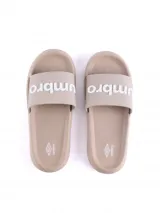 Ojotas negras de mujer con la marca Umbro estampada en la tira.