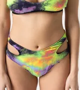 Pantie estampada con aberturas laterales y cintura alta.