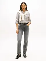 Jeans de corte recto y talle medio, confeccionados en denim color gris. Presentan cierre de botón con cremallera y diseño clásico de cinco bolsillos.