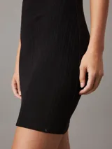 Vestido corto negro de punto de viscosa elástica con textura de canalé irregular, corte slim, cuello perkins y mangas cortas.
