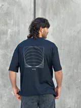 Remera negra oversize con estampado geométrico en la espalda y logo 'Osten' en la parte inferior.