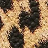 Tarjetero con llavero estampado con diseño animal print de leopardo, ranuras exteriores para tarjetas y compartimento principal con cierre de cremallera superior. Incluye argolla metálica dorada.