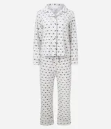 Pijama estilo americano de dos piezas confeccionado en plush. Incluye camisa de manga larga con cuello solapa y cierre frontal de botones, y pantalón largo con cintura elástica y cordón ajustable. Presenta un estampado geométrico de corazones sobre fondo claro.