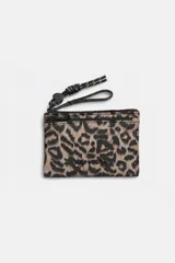 Billetera tipo sobre Rapsodia de poliéster con estampado animal print. Cuenta con doble cierre superior, tira de mano y detalle de cordón con aplique en forma de corazón.