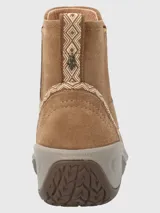 Botin tipo Chelsea de gamuza color tostado, con paneles laterales elásticos y detalle de cinta tejida en el talón. Cuenta con suela de goma con tecnología Spinal Flex diseñada para mejorar la postura.