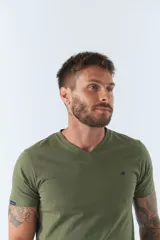Remera básica de hombre con escote en V y manga corta. Presenta un diseño liso con logo bordado en el pecho.