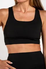 Top deportivo con estampado abstracto en tonos lila y gris.