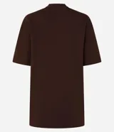 Remera básica de corte relajado, confeccionada en tejido de punto de algodón. Presenta cuello redondo y mangas cortas, con un diseño liso y holgado que ofrece comodidad y versatilidad.