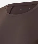 Remera deportiva Get Over de manga corta y cuello redondo, confeccionada en poliamida y elastano.