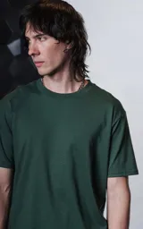 Remera de manga corta y cuello redondo, con calce regular y detalle de recorte en la espalda. Confeccionada en algodón premium de tacto suave.